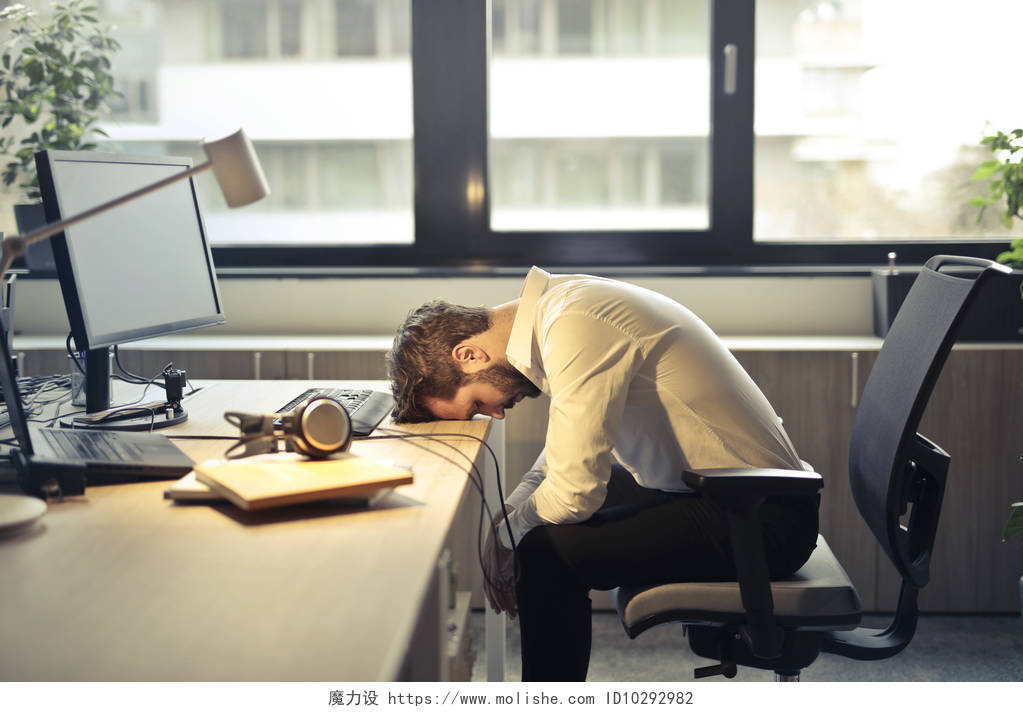 疲倦的工作人员趴在办公桌上思考问题疲劳辛苦工作焦虑疲劳烦躁犯困烦躁恼火烦躁